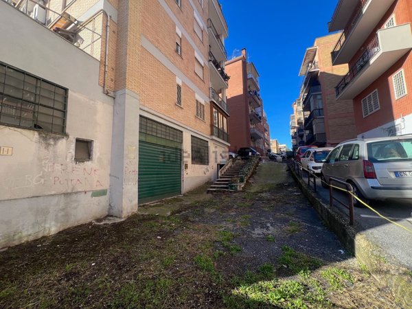 locale commerciale in vendita a Roma in zona La Pisana