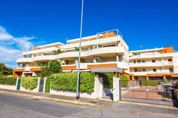appartamento in vendita a Roma in zona Pantan Monastero