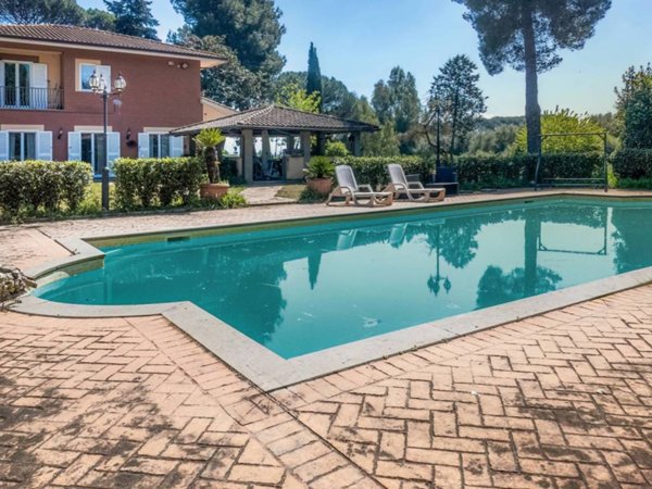 casa indipendente in vendita a Roma in zona Valle Muricana