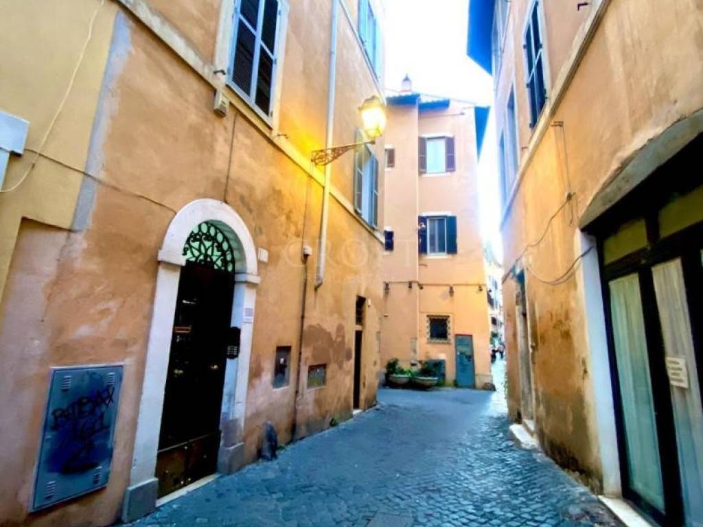 appartamento in vendita a Roma in zona Rione Regola