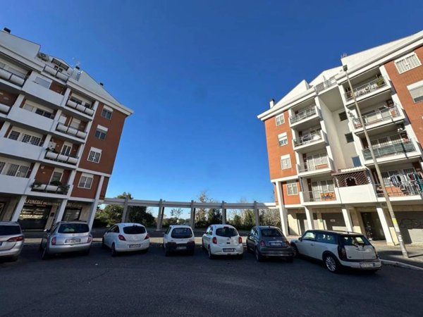 negozio in vendita a Roma in zona Pantan Monastero
