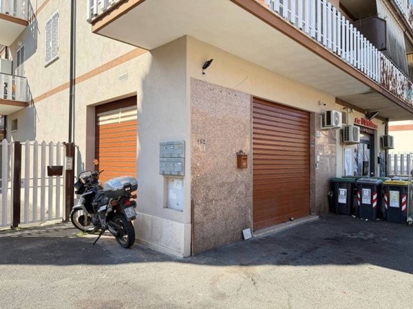 negozio in vendita a Roma in zona Finocchio