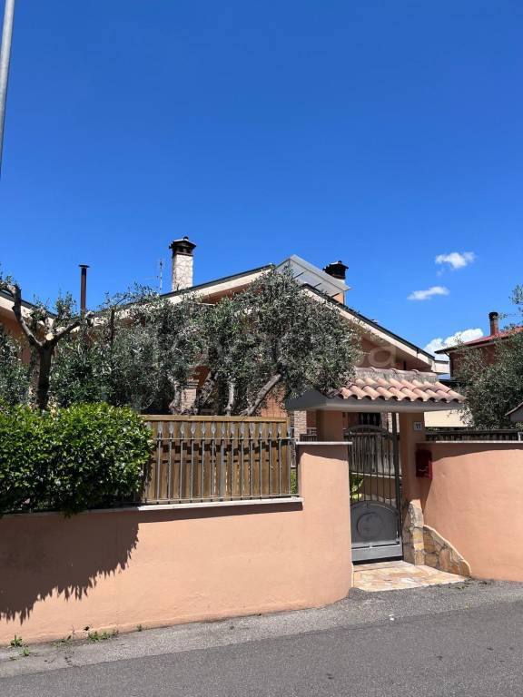 casa indipendente in vendita a Roma in zona Lunghezza
