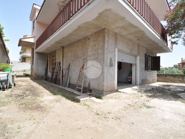 casa indipendente in vendita a Roma in zona Finocchio