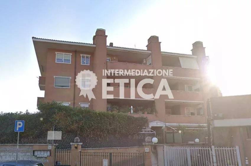 appartamento in vendita a Roma in zona Torre Angela