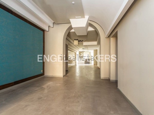 locale commerciale in vendita a Roma in zona Rione Monti/Campitelli