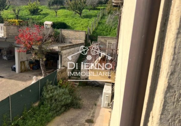 appartamento in vendita a Roma in zona Pantan Monastero