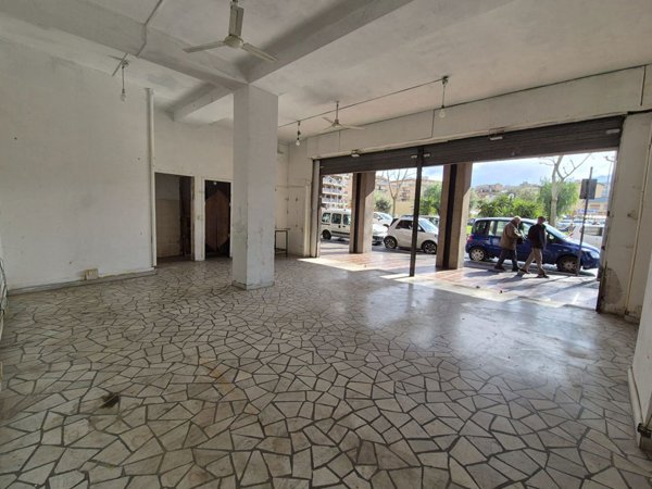 negozio in vendita a Roma in zona Tuscolano
