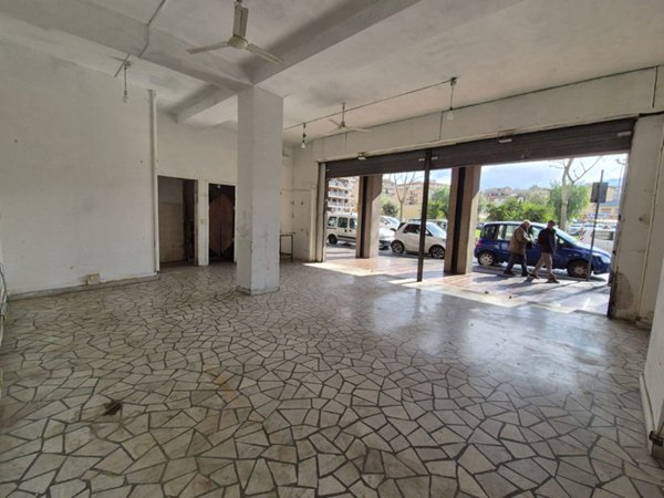 negozio in vendita a Roma in zona Tuscolano