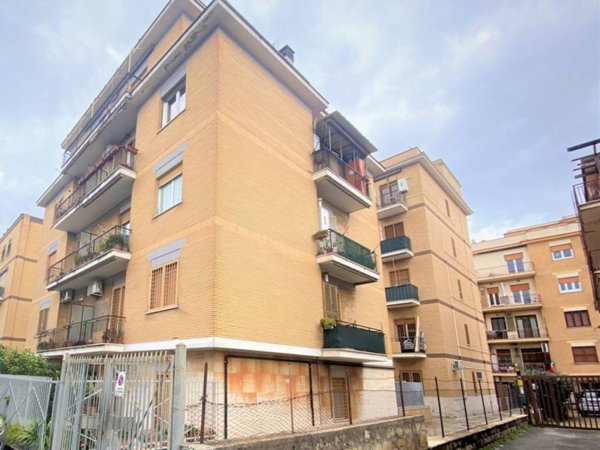 locale commerciale in vendita a Roma in zona Torre Maura