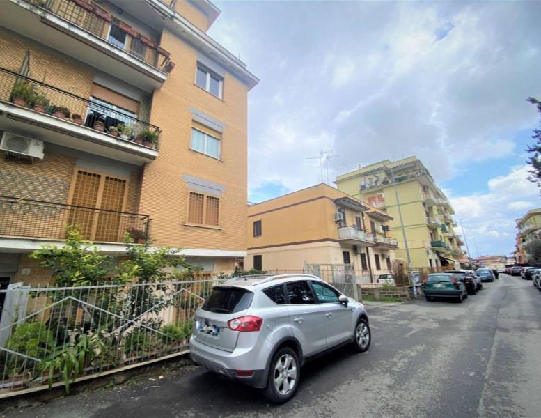 locale commerciale in vendita a Roma in zona Torre Maura