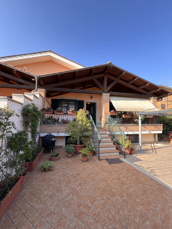 casa indipendente in vendita a Roma in zona Ostia Antica