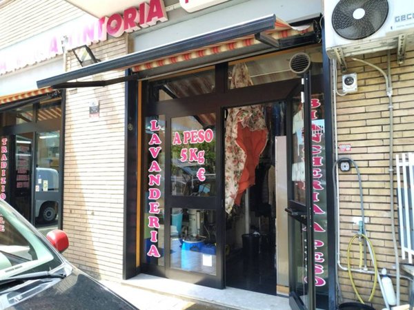 negozio in vendita a Roma in zona Torre Maura