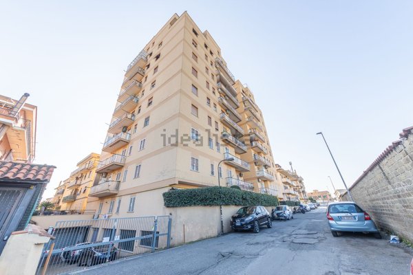 appartamento in vendita a Roma in zona Torre Angela