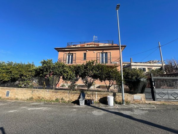 appartamento in vendita a Roma in zona Valle Santa