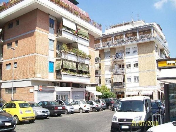 negozio in vendita a Roma in zona Corviale