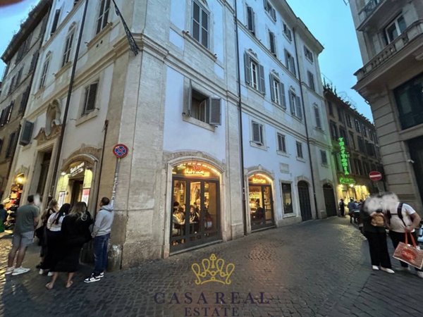 appartamento in vendita a Roma in zona Trevi-Colonna