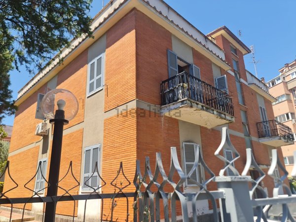 appartamento in vendita a Roma in zona Tomba di Nerone