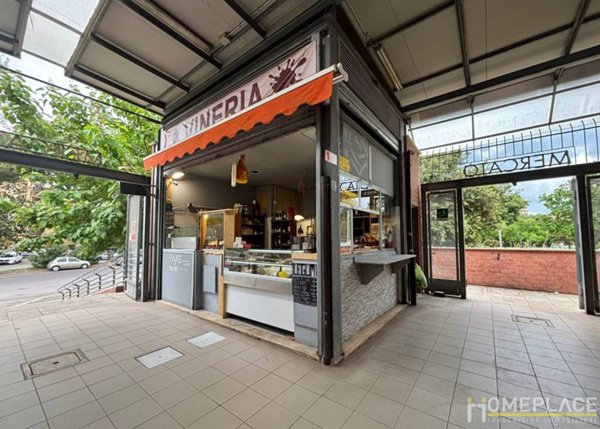 negozio in vendita a Roma in zona Torre Spaccata