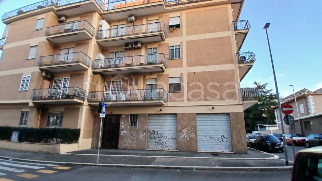 negozio in vendita a Roma in zona Tor Sapienza