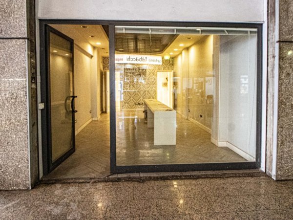 negozio in vendita a Roma in zona Torre Angela