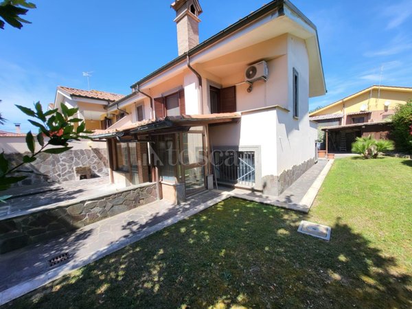 casa indipendente in vendita a Roma in zona Infernetto