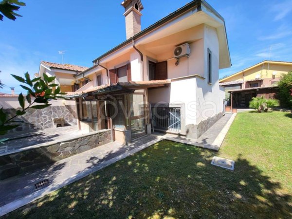 casa indipendente in vendita a Roma in zona Infernetto