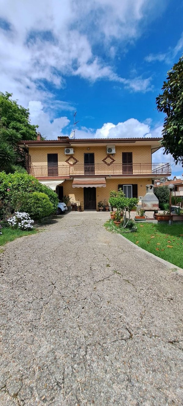 casa indipendente in vendita a Roma in zona Pantan Monastero