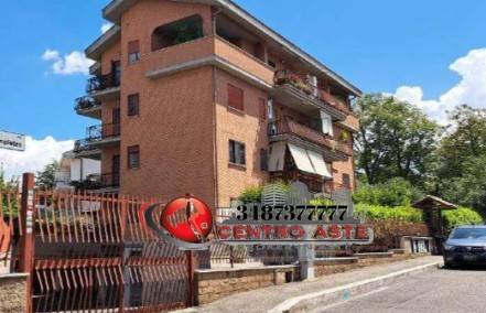 locale commerciale in vendita a Roma in zona Finocchio