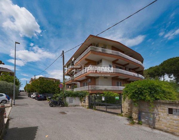 appartamento in vendita a Roma in zona Tomba di Nerone