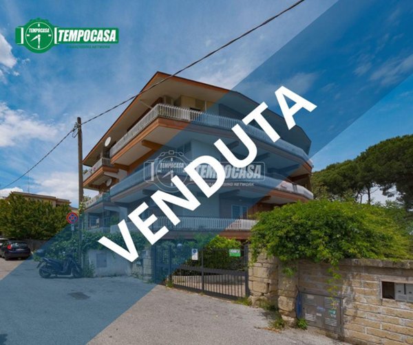 appartamento in vendita a Roma in zona Tomba di Nerone