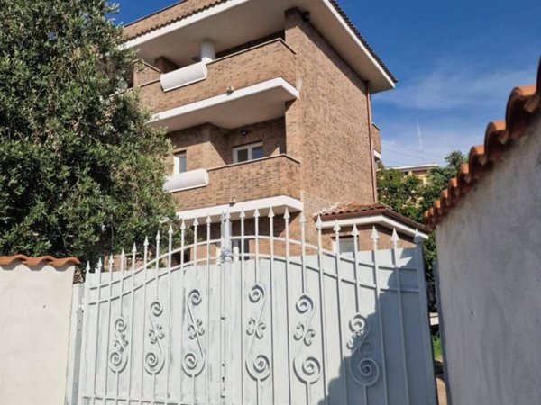 casa indipendente in vendita a Roma in zona Massimina/Casal Lumbroso