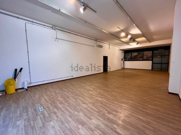 locale commerciale in vendita a Roma in zona Dragoncello
