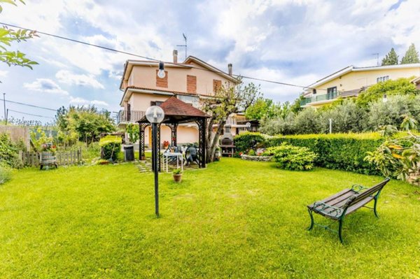 casa indipendente in vendita a Roma in zona Lago Regillo