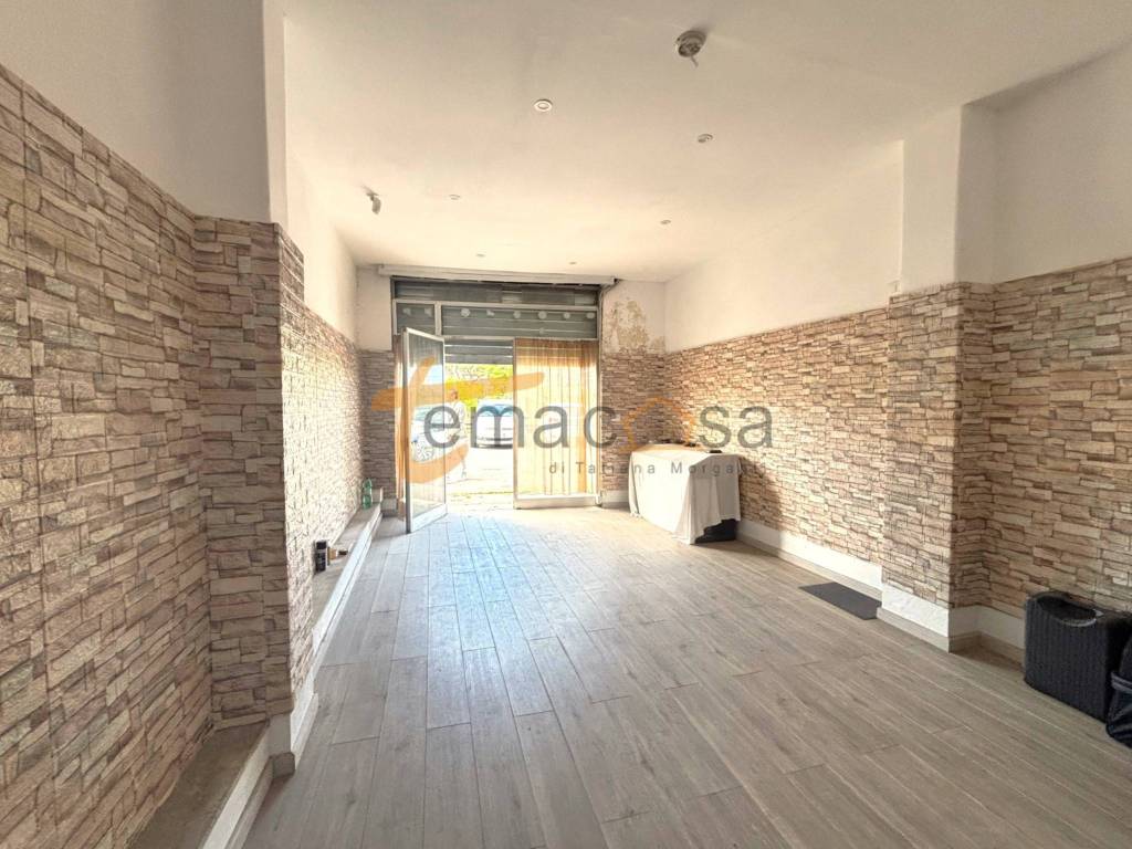 negozio in vendita a Roma in zona Torre Maura