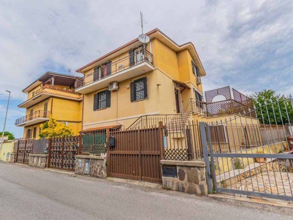 casa indipendente in vendita a Roma in zona Finocchio