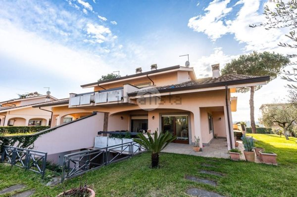 casa indipendente in vendita a Roma in zona Valle Muricana