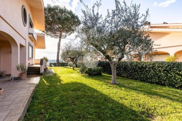 casa indipendente in vendita a Roma in zona Valle Muricana