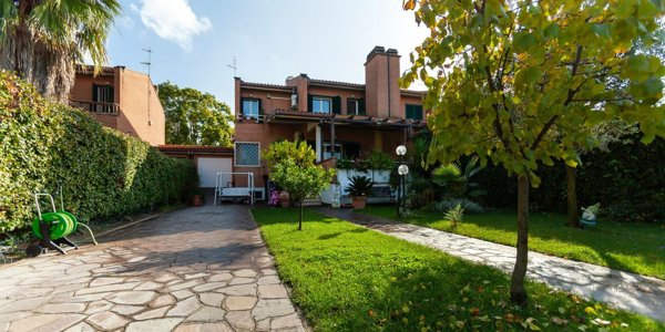 casa indipendente in vendita a Roma in zona Casal Palocco