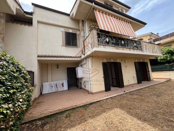appartamento in vendita a Roma in zona Lunghezza