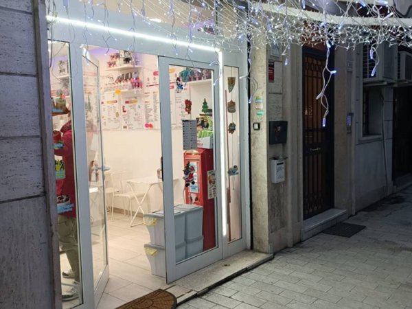 negozio in vendita a Roma in zona Cinecittà