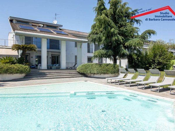 casa indipendente in vendita a Roma in zona Casal Palocco