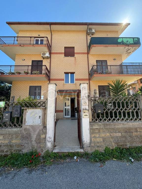 appartamento in vendita a Roma in zona Lunghezza