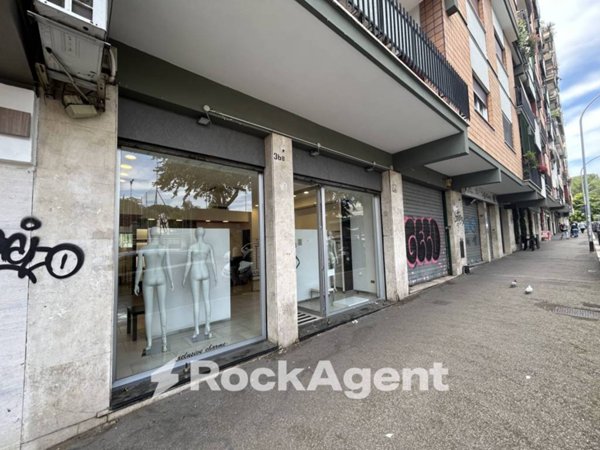 negozio in vendita a Roma in zona Collatino