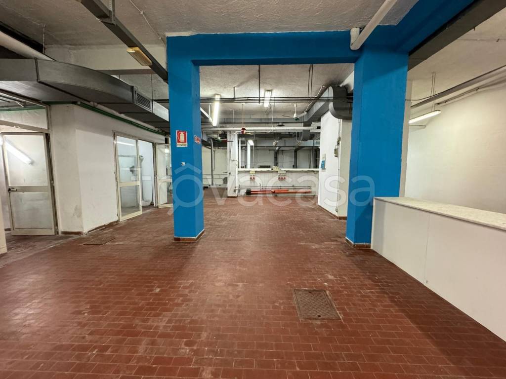 locale commerciale in vendita a Roma