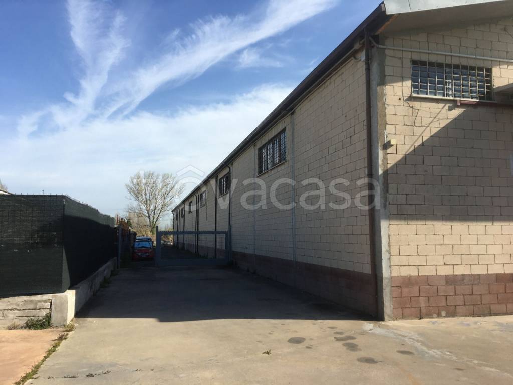 locale commerciale in vendita a Roma in zona Sette Bagni