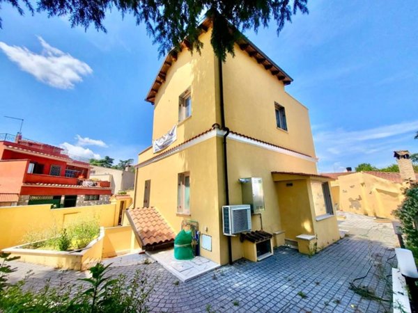 casa indipendente in vendita a Roma in zona Appio Pignatelli