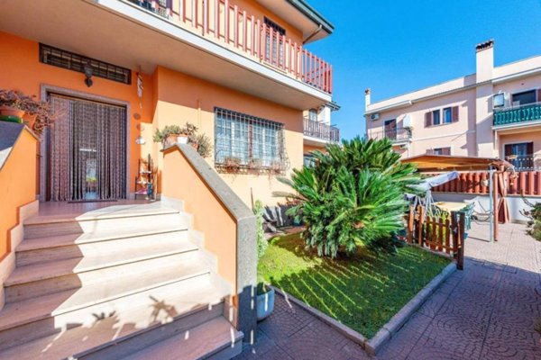 casa indipendente in vendita a Roma in zona Finocchio