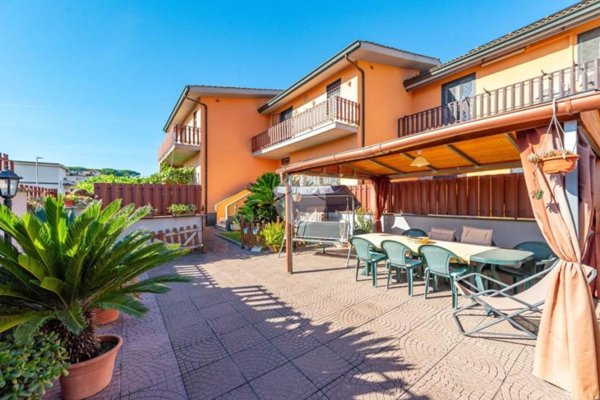 casa indipendente in vendita a Roma in zona Finocchio