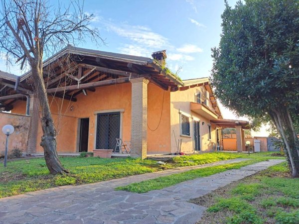 casa indipendente in vendita a Roma in zona Infernetto